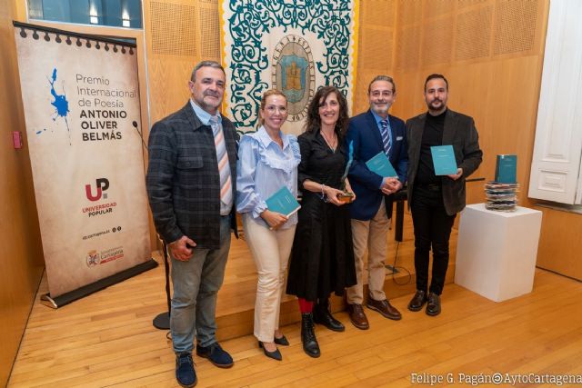 Montserrat Ayuso recibe el galardón de la 36ª edición del Premio Internacional Poeta Antonio Oliver Belmás - 1, Foto 1