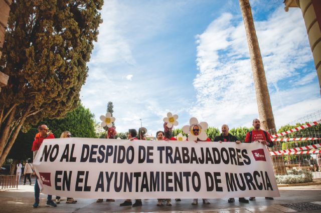 Delegados del SIME se concentran en la Glorieta para exigir la estabilización de todo el personal interino o temporal del Ayuntamiento de Murcia - 1, Foto 1