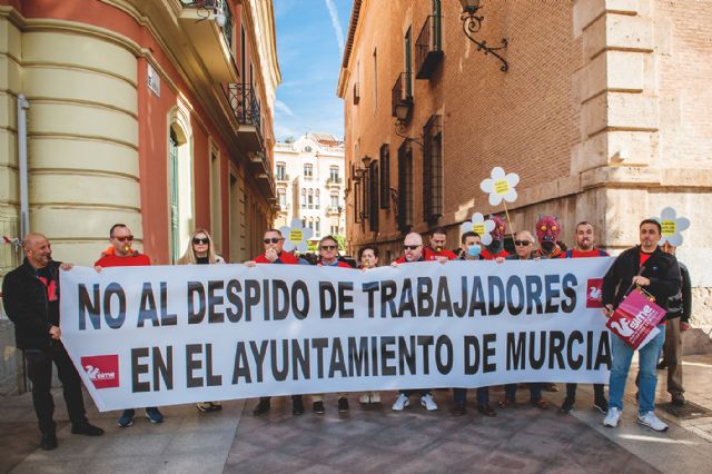 Delegados del SIME se concentran en la Glorieta para exigir la estabilización de todo el personal interino o temporal del Ayuntamiento de Murcia - 2, Foto 2