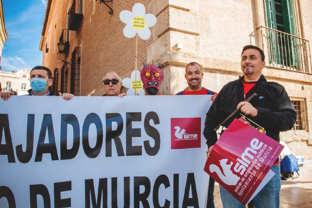 Delegados del SIME se concentran en la Glorieta para exigir la estabilización de todo el personal interino o temporal del Ayuntamiento de Murcia - 3, Foto 3