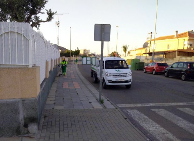 El Ayuntamiento desbroza las aceras de la Urbanización los Jardines y el polígono del Labradorcico - 2, Foto 2