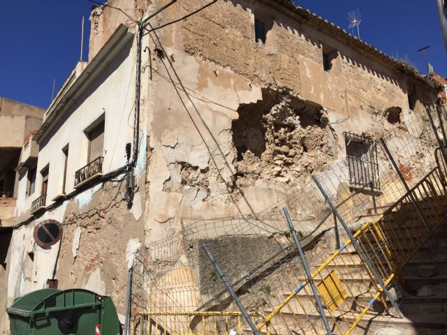 El Ayuntamiento retira una valla que invadía una acera de la calle Pasos por ejecución subsidiaria - 2, Foto 2