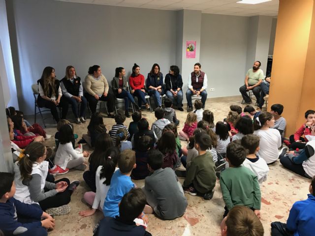 Una bordadora y cuatro mayordomas de las cofradías lorquinas visitan la Escuela de Semana Santa para Conciliar y Coeducar puesta en marcha por el Ayuntamiento - 1, Foto 1