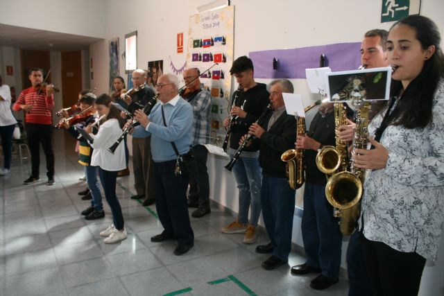 La Dolorosa Orchestra and La Veronica Band offer a concert to the users of the two Disability Day Centers of Totana on the occasion of Holy Week, Foto 4
