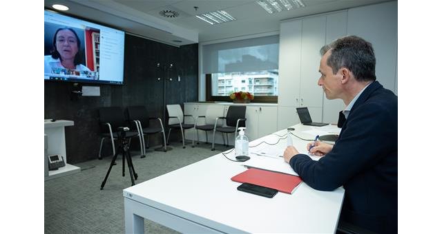 Pedro Duque se informa sobre los avances en los proyectos sobre tratamientos financiados por el Fondo COVID - 1, Foto 1