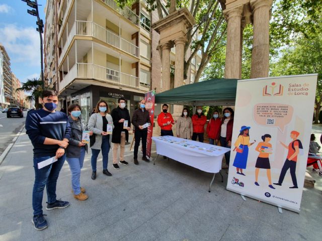 La Concejalía de Juventud instala un punto informativo en La Alameda de la Constitución para conmemorar el Día Europeo de la Información Juvenil - 1, Foto 1