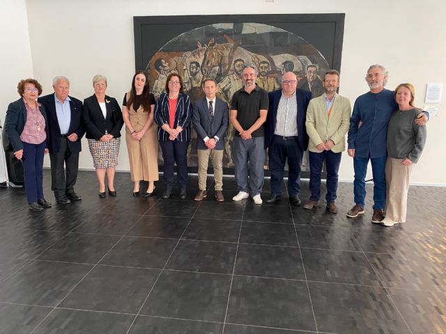 “Retratos de filatélicos en escena labriega” preside el hall del Ayuntamiento de Torre Pacheco - 3, Foto 3