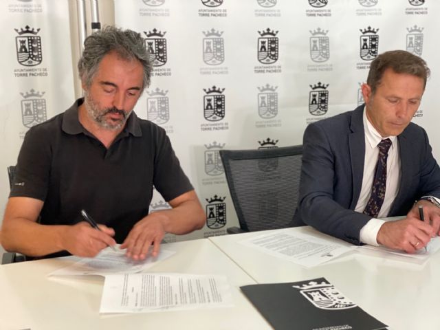 “Retratos de filatélicos en escena labriega” preside el hall del Ayuntamiento de Torre Pacheco - 5, Foto 5