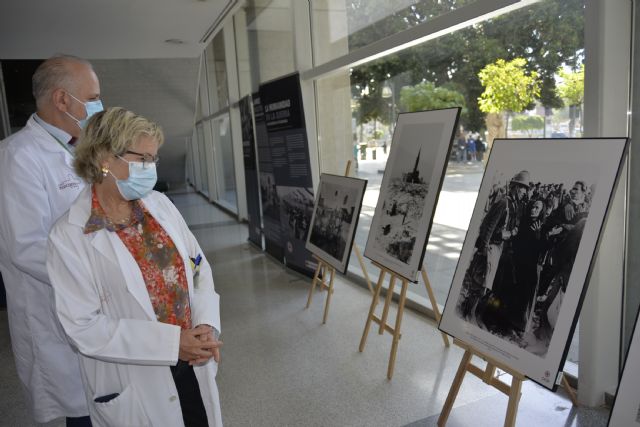El Hospital Reina Sofía acoge una exposición de James Nachtwey para celebrar el 150 aniversario de Cruz Roja en la Región de Murcia - 1, Foto 1