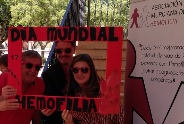 El Ayuntamiento de Totana se une y apoya las reivindicaciones de la Asociación Regional Murciana de Hemofilia con motivo del Día Mundial de esta patología - 1, Foto 1