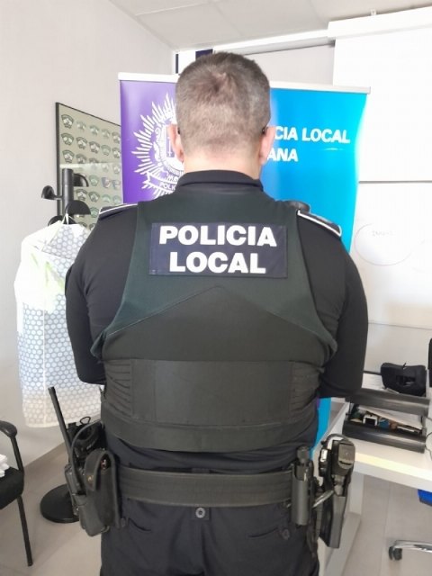 La Policía Local dispone ya de los 40 nuevos chalecos personales de protección antibalas y antipunzón, Foto 4