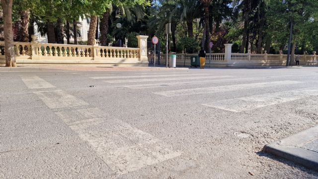 El PSOE de Lorca denuncia la peligrosidad por el estado de abandono de los pasos de peatones en la Avenida Fuerzas Armas y calle Juan Antonio Dimas - 1, Foto 1