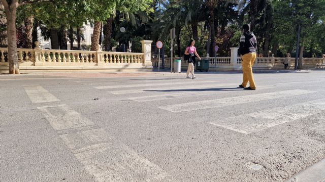 El PSOE de Lorca denuncia la peligrosidad por el estado de abandono de los pasos de peatones en la Avenida Fuerzas Armas y calle Juan Antonio Dimas - 2, Foto 2