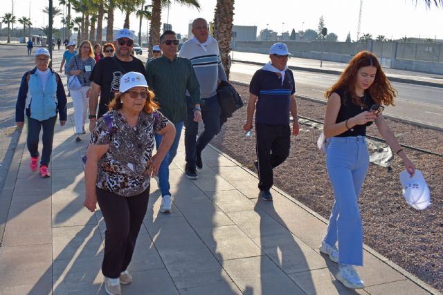 Medio centenar de personas participa en el estreno de las marchas saludables del centro de salud - 3, Foto 3