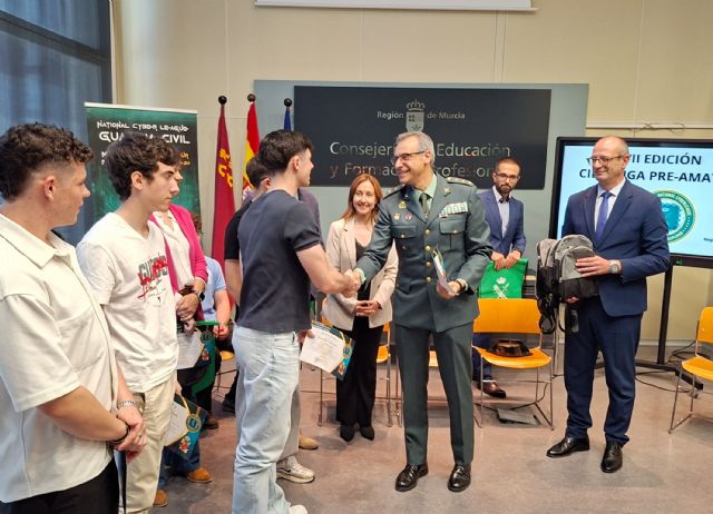 La Guardia Civil clasifica al CC San Vicente de Pa�l de Cartagena, y al IES Infanta Elena de Jumilla, para la fase final de la VII edici�n de la CIBERLIGA, Foto 2