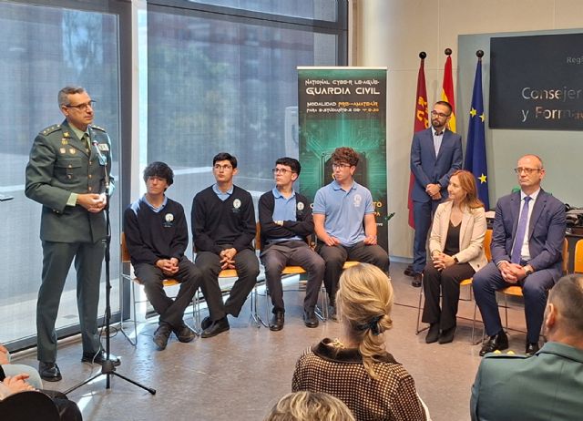 La Guardia Civil clasifica al CC San Vicente de Pa�l de Cartagena, y al IES Infanta Elena de Jumilla, para la fase final de la VII edici�n de la CIBERLIGA, Foto 3