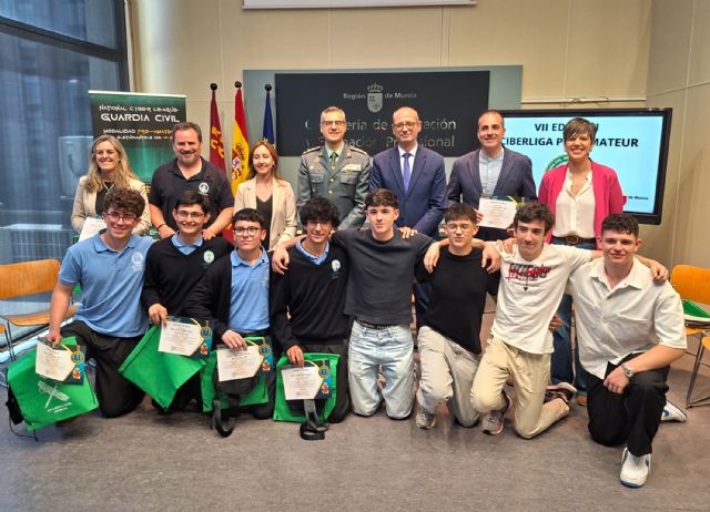 La Guardia Civil clasifica al CC San Vicente de Pa�l de Cartagena, y al IES Infanta Elena de Jumilla, para la fase final de la VII edici�n de la CIBERLIGA, Foto 4