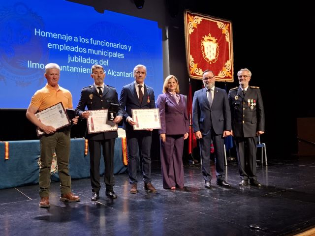El Ayuntamiento homenajea a los funcionarios jubilados, empleados ejemplares y policías locales el día de su patrón - 2, Foto 2