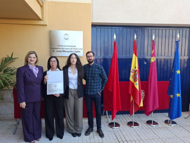 El Ayuntamiento homenajea a los funcionarios jubilados, empleados ejemplares y policías locales el día de su patrón - 3, Foto 3