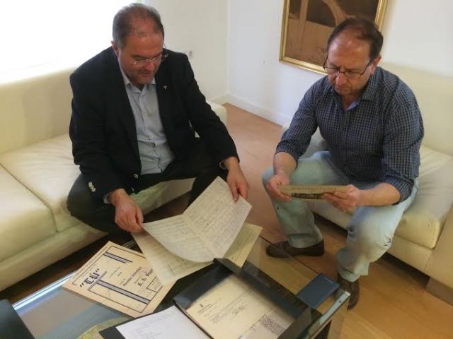 El Cronista Oficial de la Ciudad de Totana dona unas 75 partituras originales de habaneras al Archivo Municipal, Foto 2