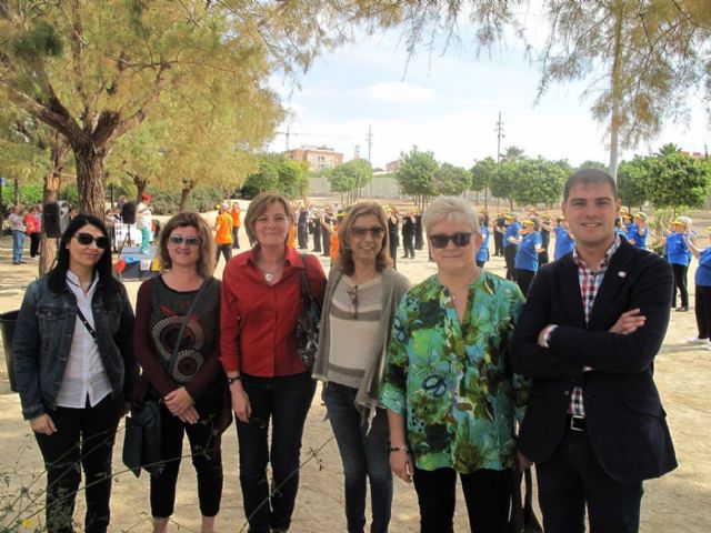 Una clase de Tai Chi reúne en el Parque de la Rosa a un centenar de personas mayores de los Centros del IMAS 1 y 3 de Cartagena, y de La Unión - 3, Foto 3