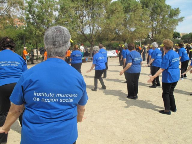 Una clase de Tai Chi reúne en el Parque de la Rosa a un centenar de personas mayores de los Centros del IMAS 1 y 3 de Cartagena, y de La Unión - 4, Foto 4