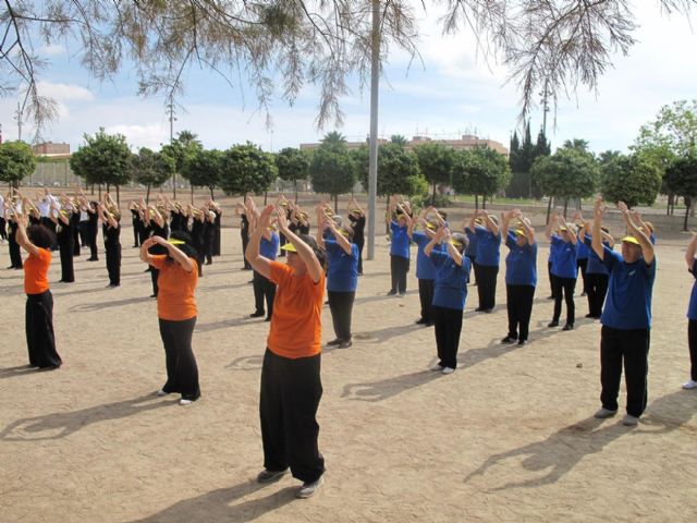 Una clase de Tai Chi reúne en el Parque de la Rosa a un centenar de personas mayores de los Centros del IMAS 1 y 3 de Cartagena, y de La Unión - 5, Foto 5