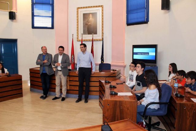 Alumnos del IES Alcántara presentan en el Ayuntamiento el Proyecto Alcantarilla Ciudad Educadora - 1, Foto 1