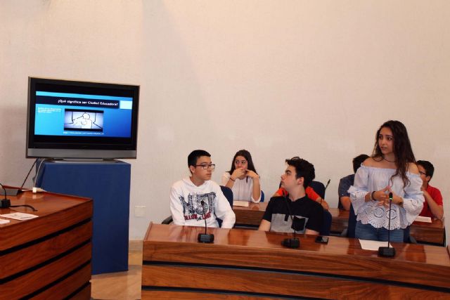 Alumnos del IES Alcántara presentan en el Ayuntamiento el Proyecto Alcantarilla Ciudad Educadora - 3, Foto 3