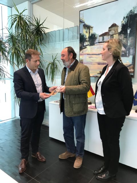 El alcalde recibe a Máximo Jumilla, y agradece la donación de su biblioteca particular - 2, Foto 2