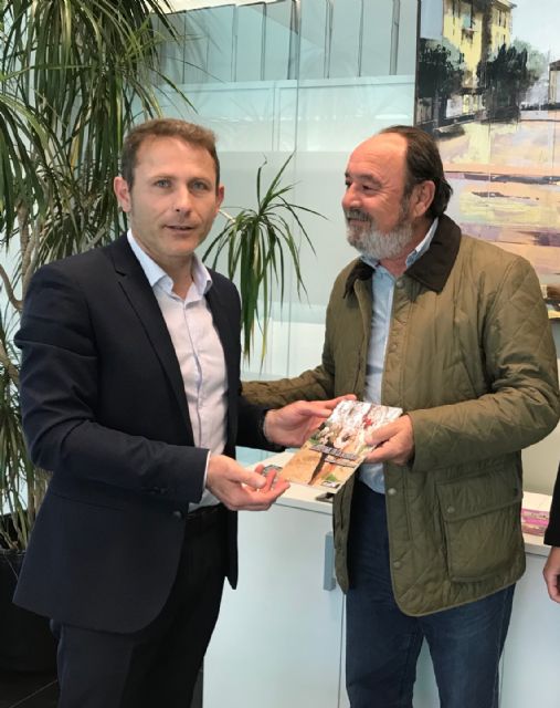 El alcalde recibe a Máximo Jumilla, y agradece la donación de su biblioteca particular - 3, Foto 3
