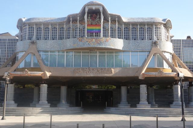 La Asamblea Regional exhibe la bandera arcoíris, en conmemoración del Día Internacional contra la Homofobia, la Bifobia y la Transfobia - 1, Foto 1