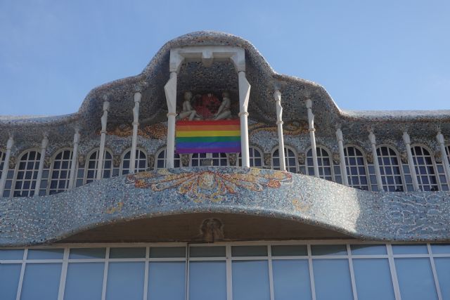 La Asamblea Regional exhibe la bandera arcoíris, en conmemoración del Día Internacional contra la Homofobia, la Bifobia y la Transfobia - 2, Foto 2
