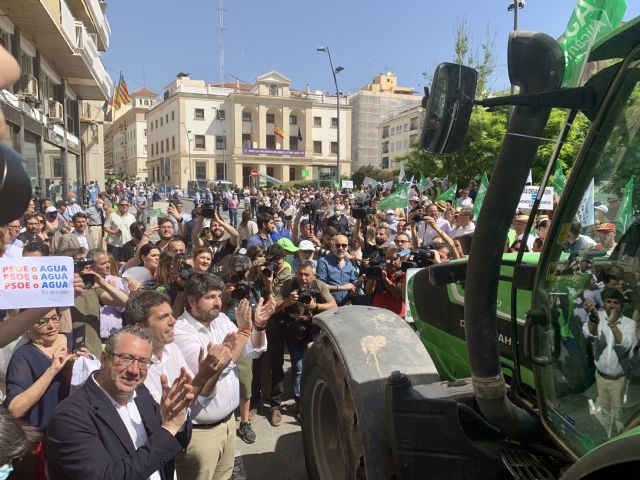 López Miras defiende el trasvase junto a los agricultores y exige al Gobierno central diálogo y criterios técnicos porque hay mucho en juego - 1, Foto 1