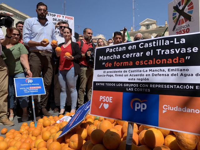 VOX apoya a los agricultores y regantes en Alicante: Los partidos de siempre, PP y PSOE, quieren acabar con el Trasvase, Foto 2