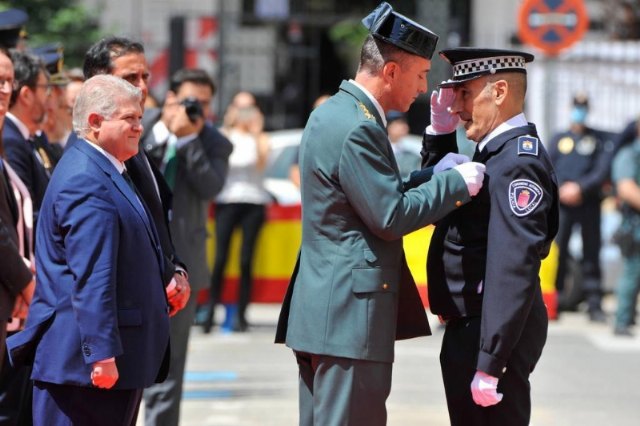 El agente de la Policía Local de Totana, Ángel Espinosa, condecorado por el Ministerio del Interior con la Cruz de Mérito con distintivo blanco - 1, Foto 1