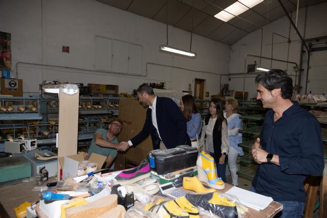 El PP de Caravaca seguirá apoyando a las empresas del calzado como sector estratégico de la economía local - 4, Foto 4
