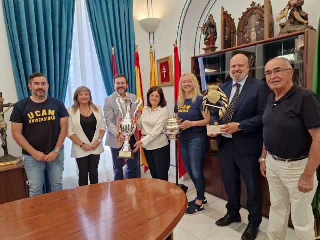 El UCAM Cartagena Tenis de Mesa presenta los trofeos de Liga y Copa de la Reina en el Campus de Los Jerónimos - 1, Foto 1