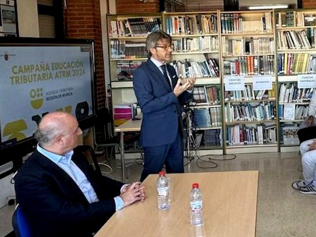 La campaña de formación de la Agencia Tributaria Regional sobre impuestos alcanza a 4.100 alumnos de Primaria, Secundaria, FP y de la universidad - 1, Foto 1