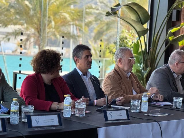 Giménez Gallo responde a las preguntas y necesidades de los cartageneros mientras Arroyo les da la espalda - 1, Foto 1