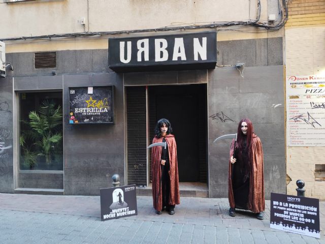 La parca se pasea por Murcia para anunciar La muerte de la noche murciana por la ordenanza municipal de los 7 metros - 1, Foto 1