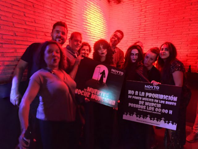 La parca se pasea por Murcia para anunciar La muerte de la noche murciana por la ordenanza municipal de los 7 metros - 3, Foto 3