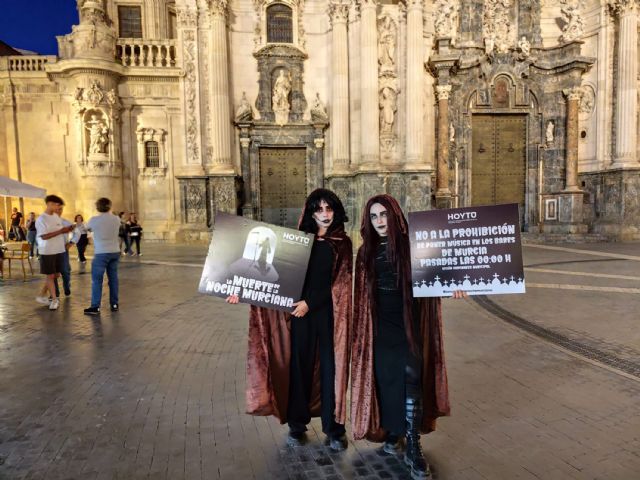 La parca se pasea por Murcia para anunciar La muerte de la noche murciana por la ordenanza municipal de los 7 metros - 4, Foto 4