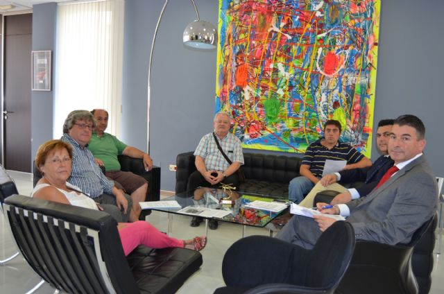 Los empresarios de alojamientos de Santiago de la Ribera se reúnen con el alcalde de cara a la inminente temporada - 1, Foto 1
