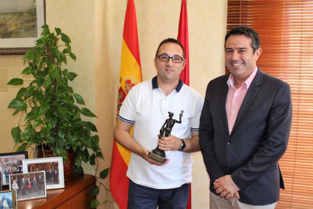 El alcalde felicitól al gerente de la tienda Blukids, de PAY2 Moda Infantil, por su reciente Premio Mercurio al Comercio - 1, Foto 1