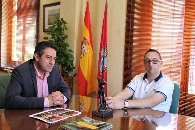 El alcalde felicitól al gerente de la tienda Blukids, de PAY2 Moda Infantil, por su reciente Premio Mercurio al Comercio - 2, Foto 2