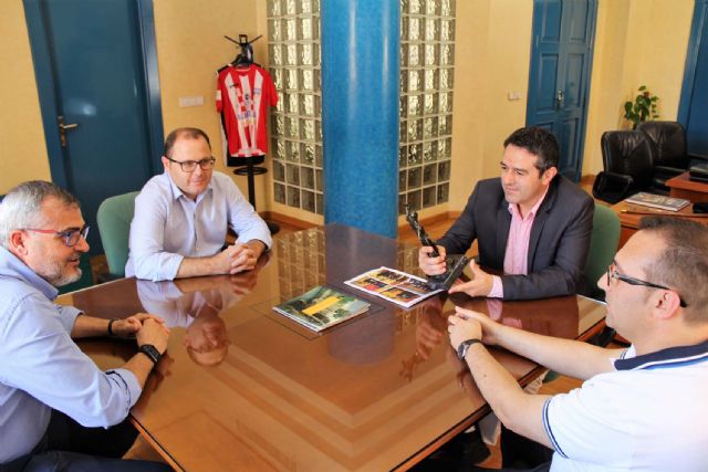 El alcalde felicitól al gerente de la tienda Blukids, de PAY2 Moda Infantil, por su reciente Premio Mercurio al Comercio - 4, Foto 4