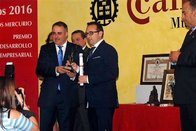 El alcalde felicitól al gerente de la tienda Blukids, de PAY2 Moda Infantil, por su reciente Premio Mercurio al Comercio - 5, Foto 5