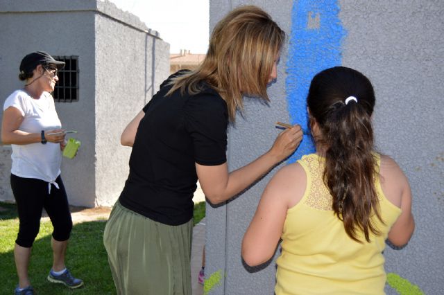 El parque de Los Pulpites luce un colorido mural pintado por pequeños y mayores - 1, Foto 1