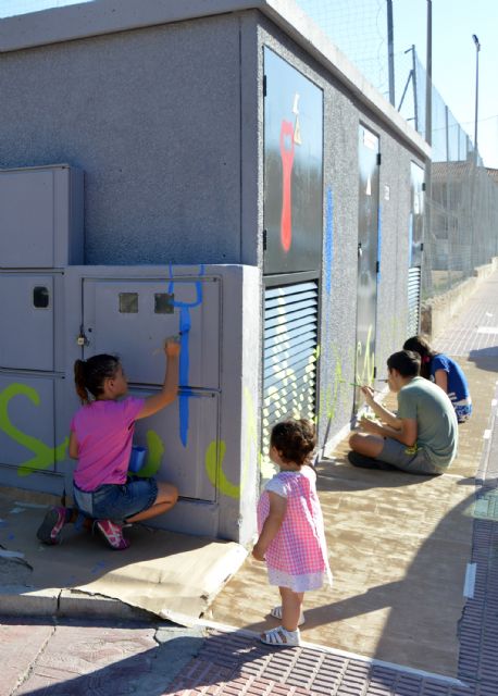 El parque de Los Pulpites luce un colorido mural pintado por pequeños y mayores - 3, Foto 3